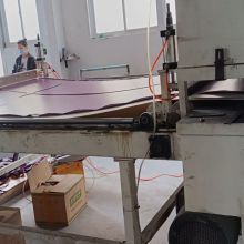 عملية القطع ، وتخصيص القالب وفقا للحجم المخصص ، وقطع حصيرة اليوغا من خلال آلة القطع الأوتوماتيكية التي تضمن بشكل فعال اتساق المنتج.